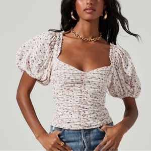 ASTR the label - NWT - ruched short puff sleeve top in cream lavender ditsy.